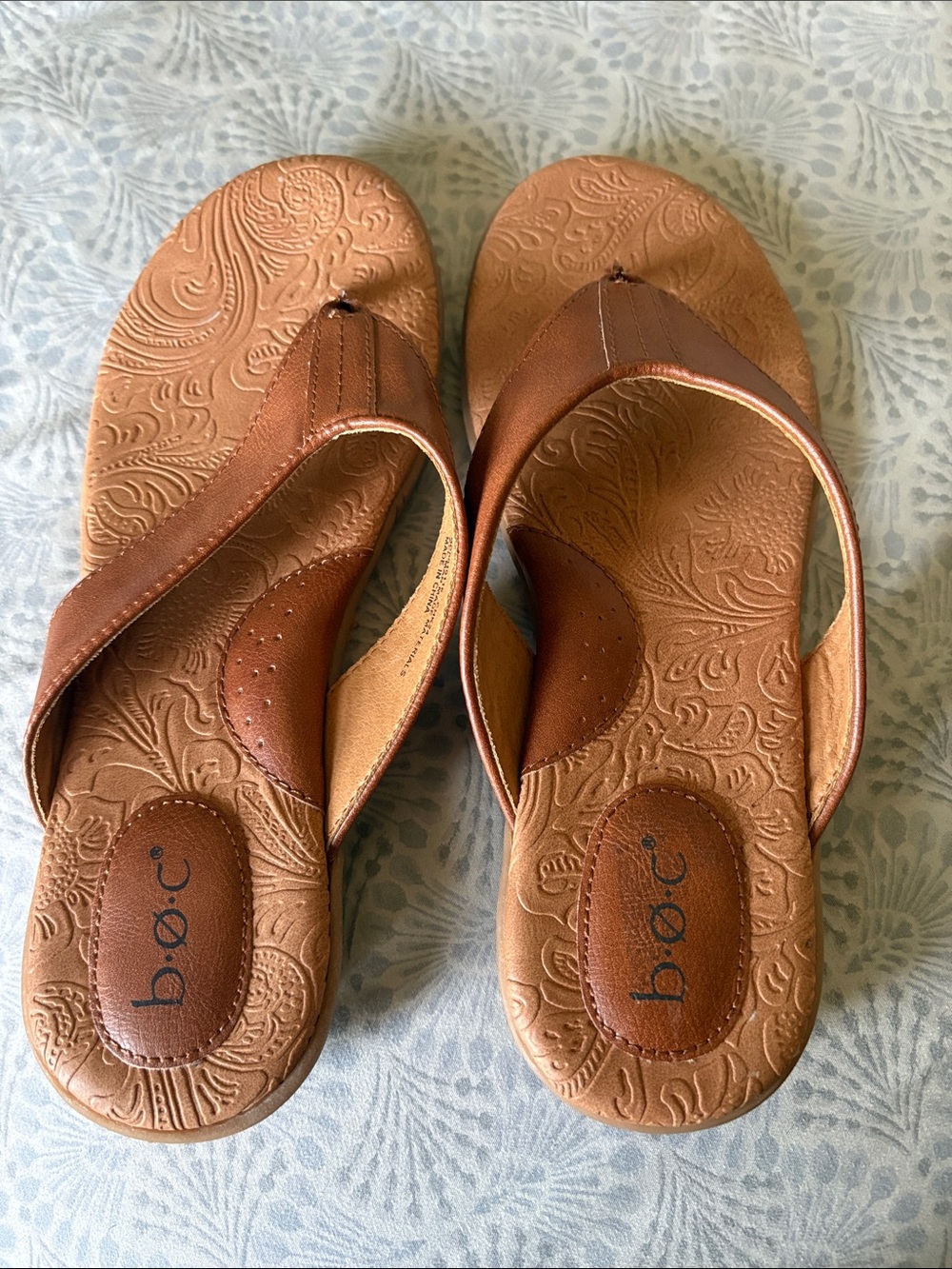 b.o.c. Women's Tan Brown Embossed Thong Sandals
Size:8 M